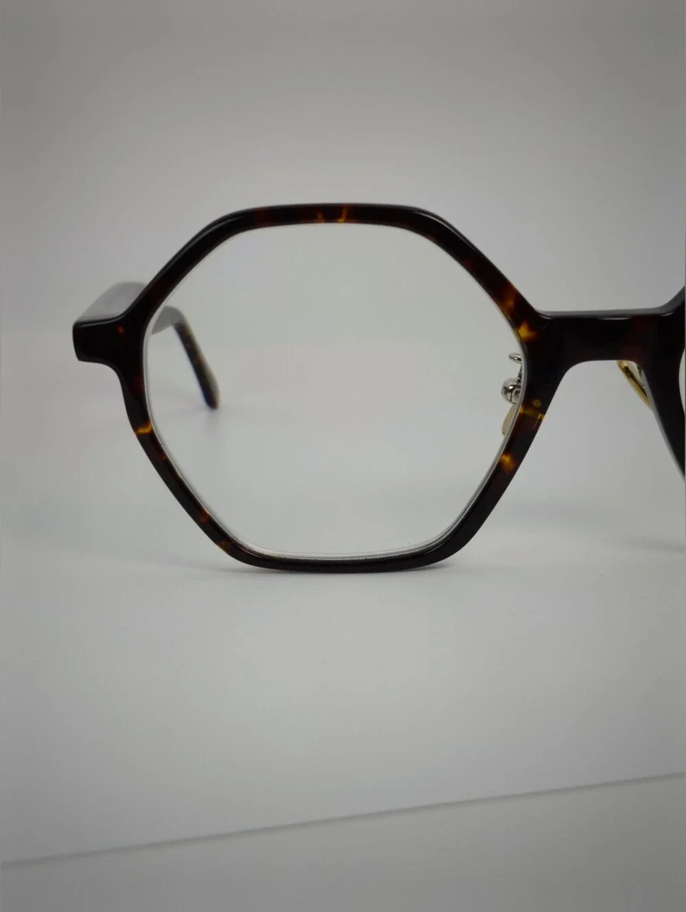 Aldridge. Tortoiseshell Polygon Frame. Stylish Look.